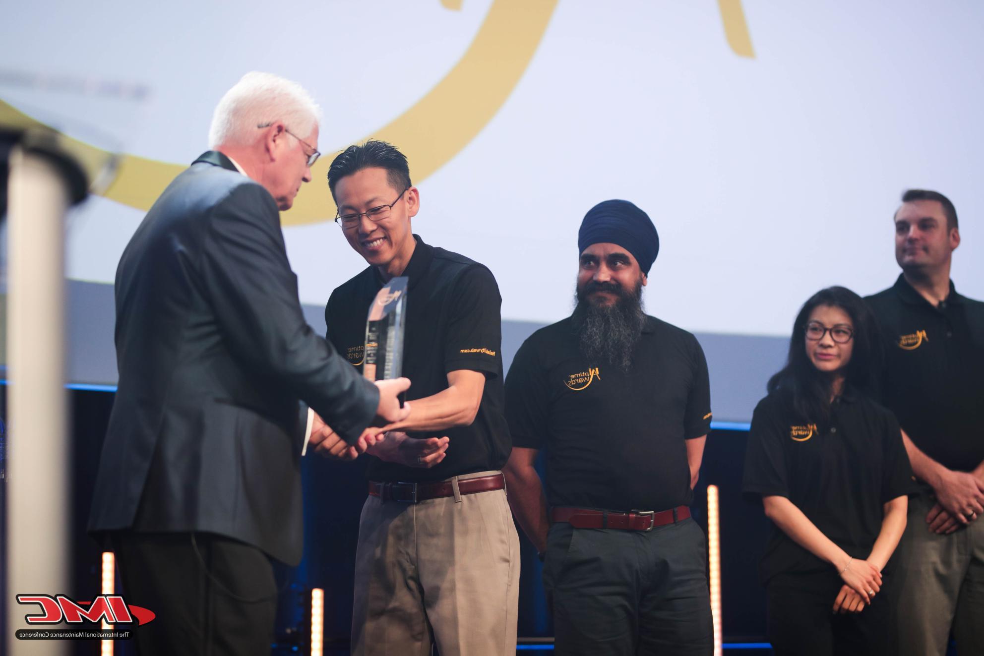 Andy Yang and team accepting Uptime award